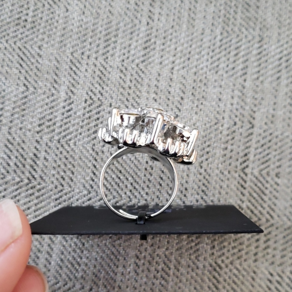 Guess ring - Picture 2 of 4